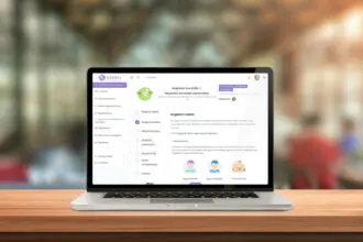 Laptop asztalon szemből, megynitott szerzi megbízási szerződéssel