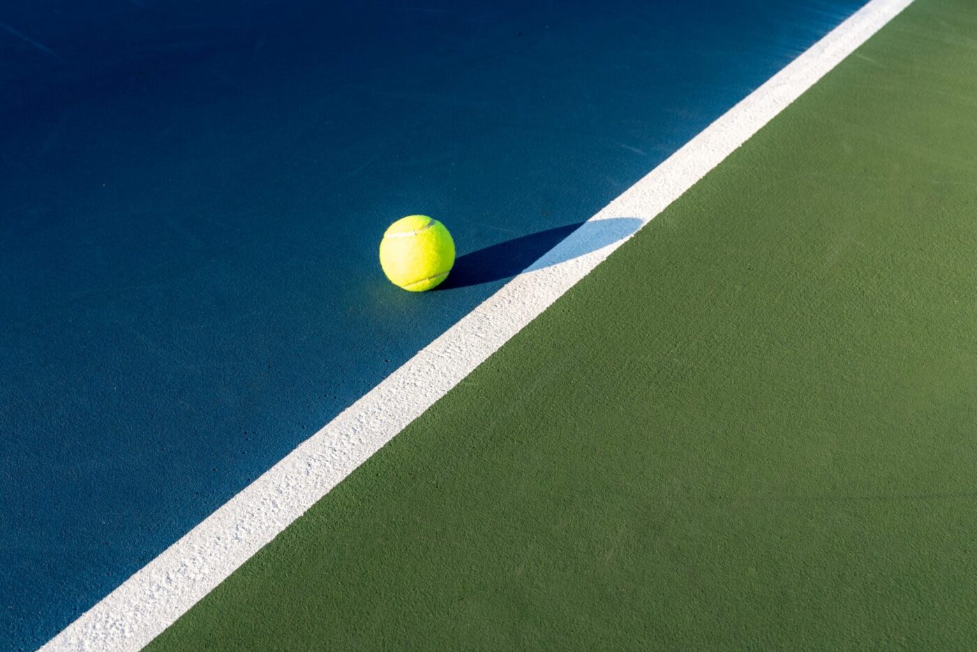 Teniszlabda, fehér vonalon kék mezőben, kötelmi jog