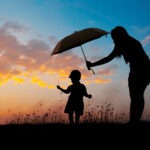 Anya esernyővel védi gyemekét, adatvédelem
