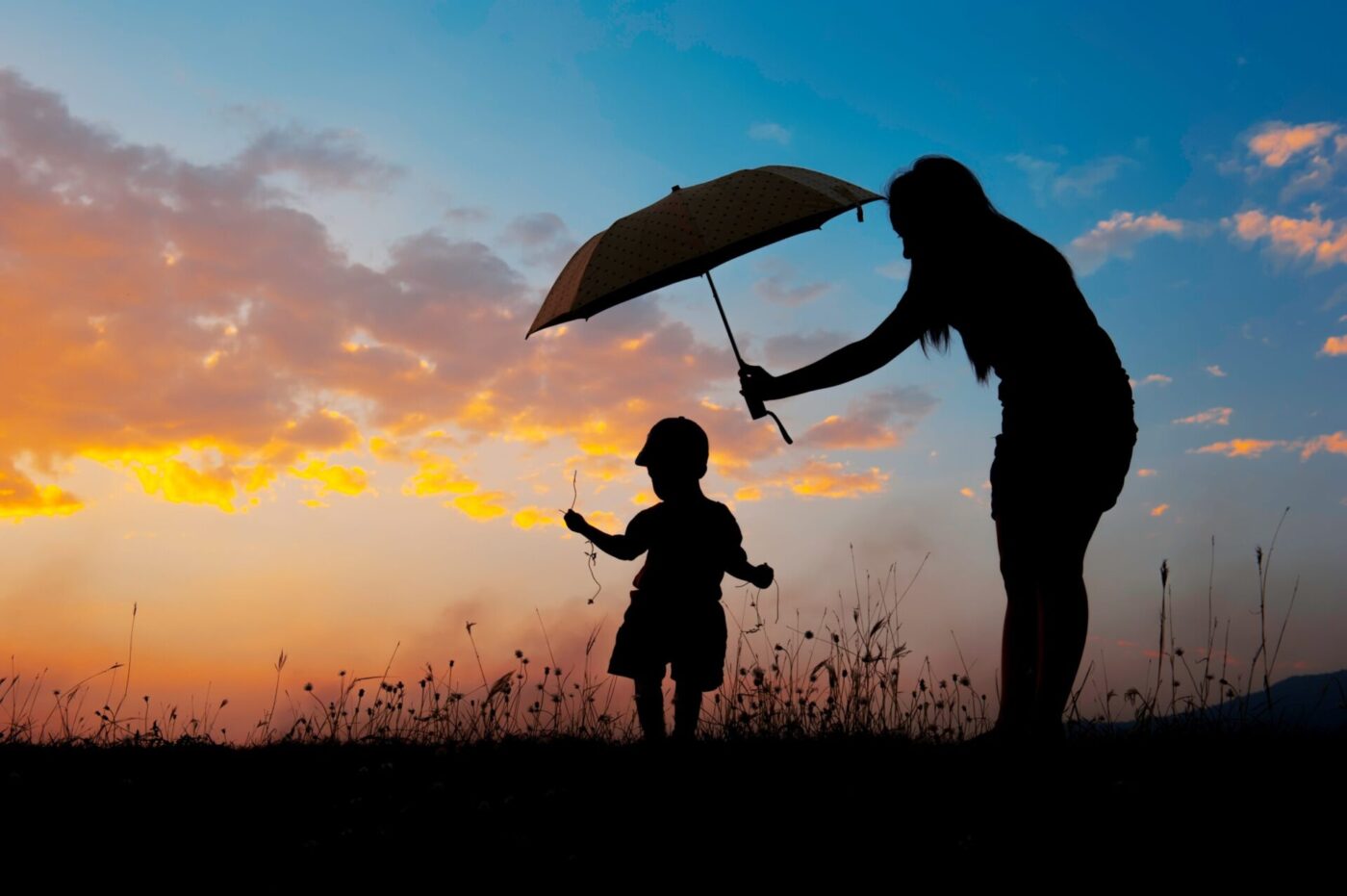 Anya esernyővel védi gyemekét, adatvédelem