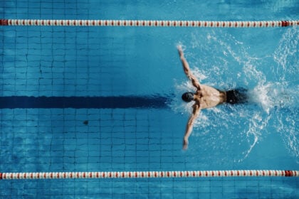 Versenymedencében úszó férfi, versenyjog