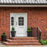 Új ház bejárata, ingatlan adásvétel