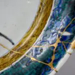 Arannyal megjavított porcelánedény, kártérítés
