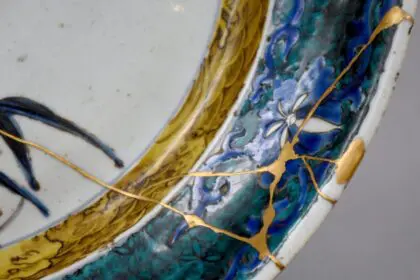 Arannyal megjavított porcelánedény, kártérítés
