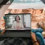 Videohívás egy sátorból, ügyvéd