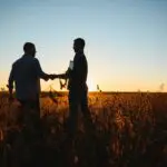 Kézrázás a mezőn, vásárlók könyve