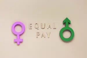 Bértranszparencia irányelv: középpontban a nők és férfiak bérezése